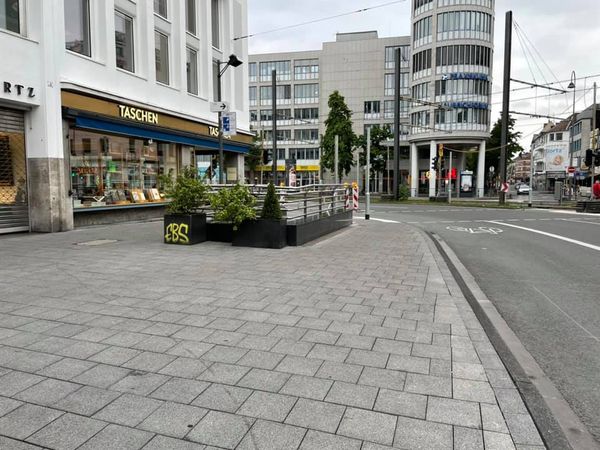 Breiter Bürgersteig am östlichen Neumarkt